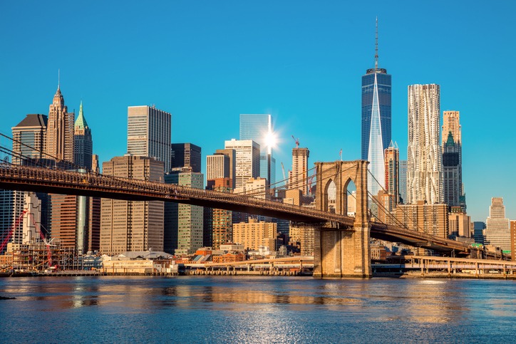 Famoso Skyline del centro de Nueva York a primera hora de la mañana